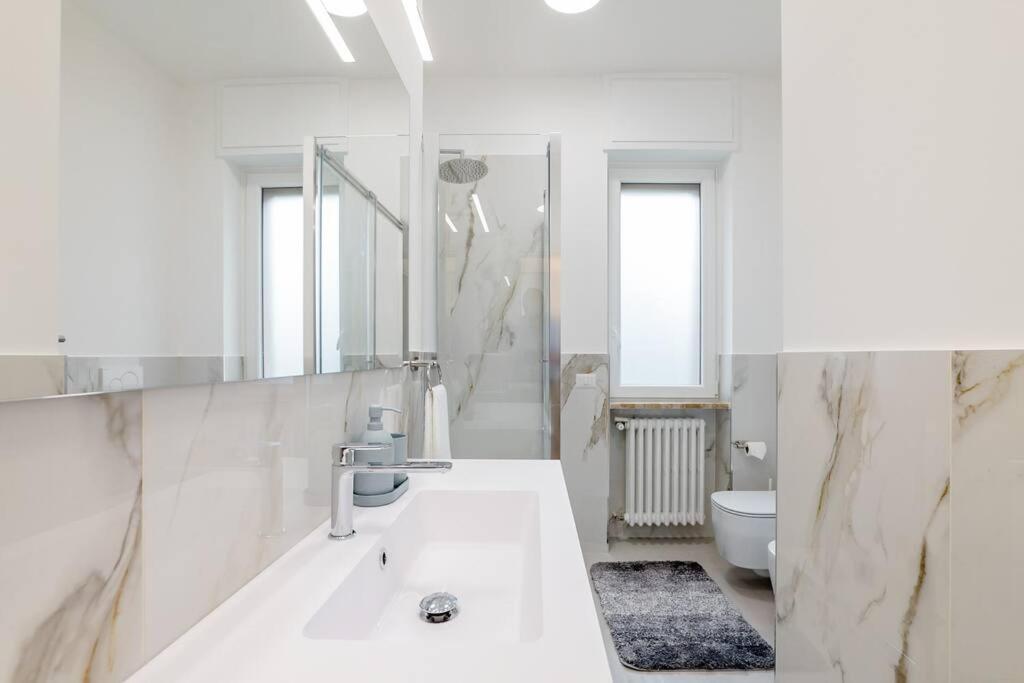 Luxury 1 Bedroom Apartment, Close To San Siro, Fiera And 10 Min Metro To Duomo Milan Exterior photo