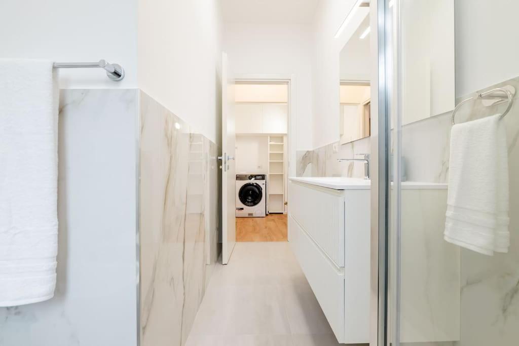 Luxury 1 Bedroom Apartment, Close To San Siro, Fiera And 10 Min Metro To Duomo Milan Exterior photo